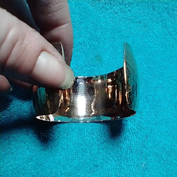 Gold brass Hammered Cuff Bracelet large vintage - Picture 4 of 7